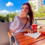 Shivani Jha Instagram - Okay so seriously had to wait for 50 mins to place my order at @timhortonsindia Lokhandwala 😂 The blueberry cheese doughnut 🍩 was 🫰🏻 #reels #explore #trending #timhortons #food