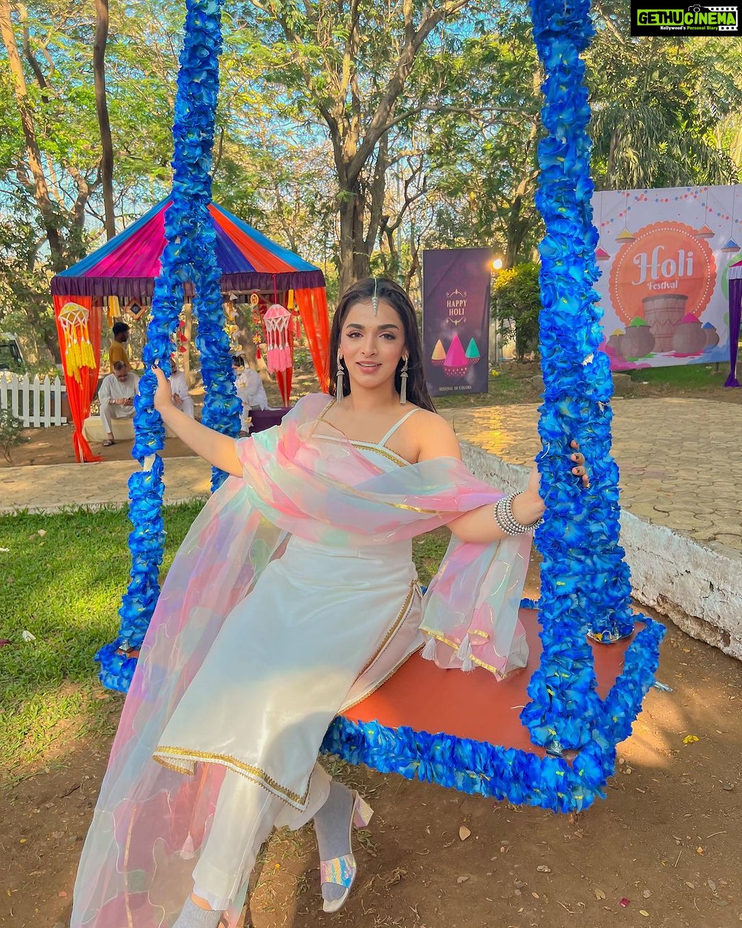 Shivani Jha Instagram - Garam hai chai thanda hai pani Aur batao kya haal hai jaani?