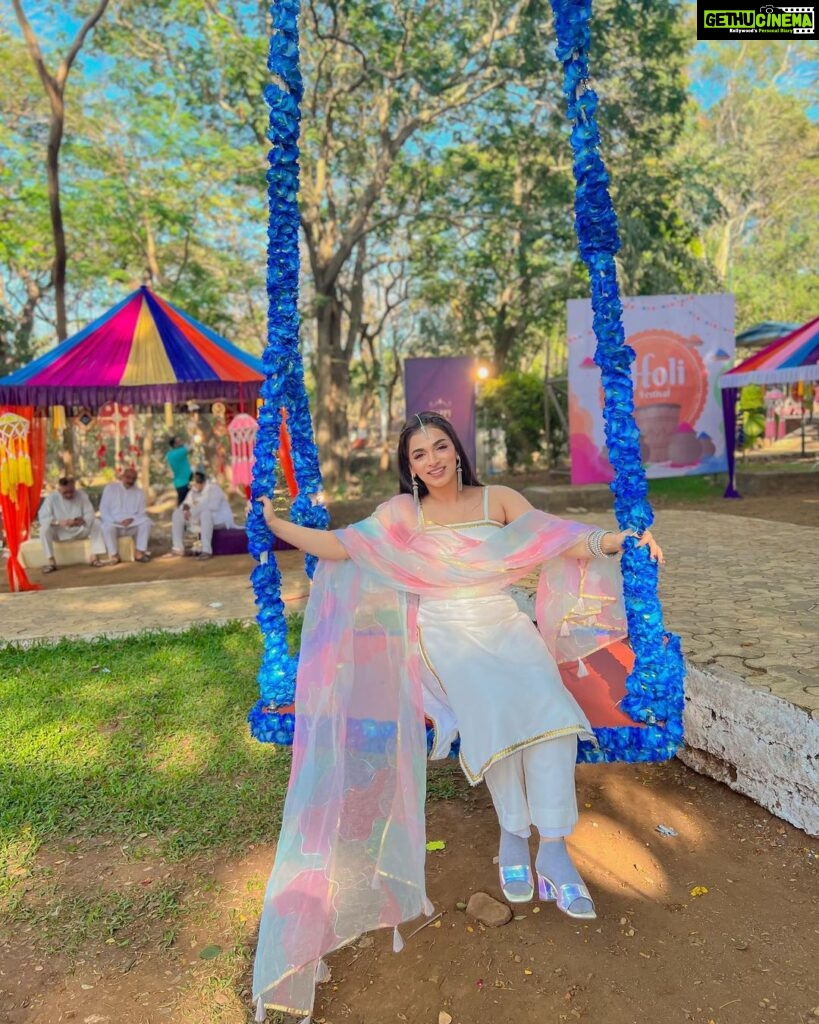Shivani Jha Instagram - Garam hai chai thanda hai pani Aur batao kya haal hai jaani?