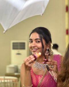 Shivathmika Rajashekar Instagram - Medhuva saapta medhu vada... 
Mass ah saapta Masala vada... 
Thank you, I’ll take your leave 🤓

Wearing @orafojewels @mayon_by_subhathracouture