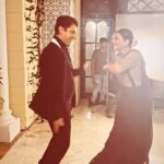 Shraddha Arya Instagram – Me being my usual self… following the tradition of Mixing Madness with Work.  #OnSet #KundaliBhagya #MeraNayaKaranAaGaya ❤️ @shaktianandofficial