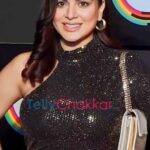 Shraddha Arya Instagram – MY DECORATED CRUTCH TO ME 🤣😂 #lastnight @zee5 

My gorgeous crutch : @ritesh.n.yadav ❤️ 
Heels: @stelatoesshoesindia
