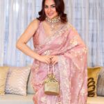 Shraddha Arya Instagram – Here’s a Dose of Rose !! 

STYLED BY:- @nehaadhvikmahajan 
.
SAREE :- @neerusindia 
.
JEWELLERY:- @vbhushan.adornments
