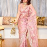 Shraddha Arya Instagram – Here’s a Dose of Rose !! 

STYLED BY:- @nehaadhvikmahajan 
.
SAREE :- @neerusindia 
.
JEWELLERY:- @vbhushan.adornments