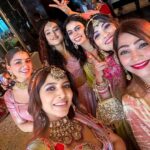 Shraddha Arya Instagram – One With The Bride & Her Tribe ♥️
.
.
.
#weddingday #poojakehuyedarshan #jashan