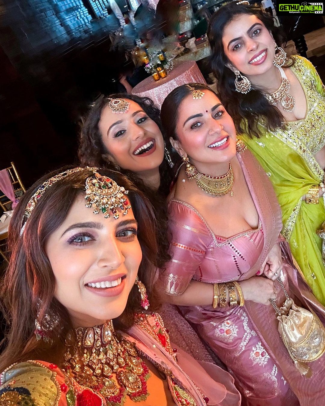 Shraddha Arya Instagram - One With The Bride & Her Tribe ♥️ . . . #weddingday #poojakehuyedarshan #jashan