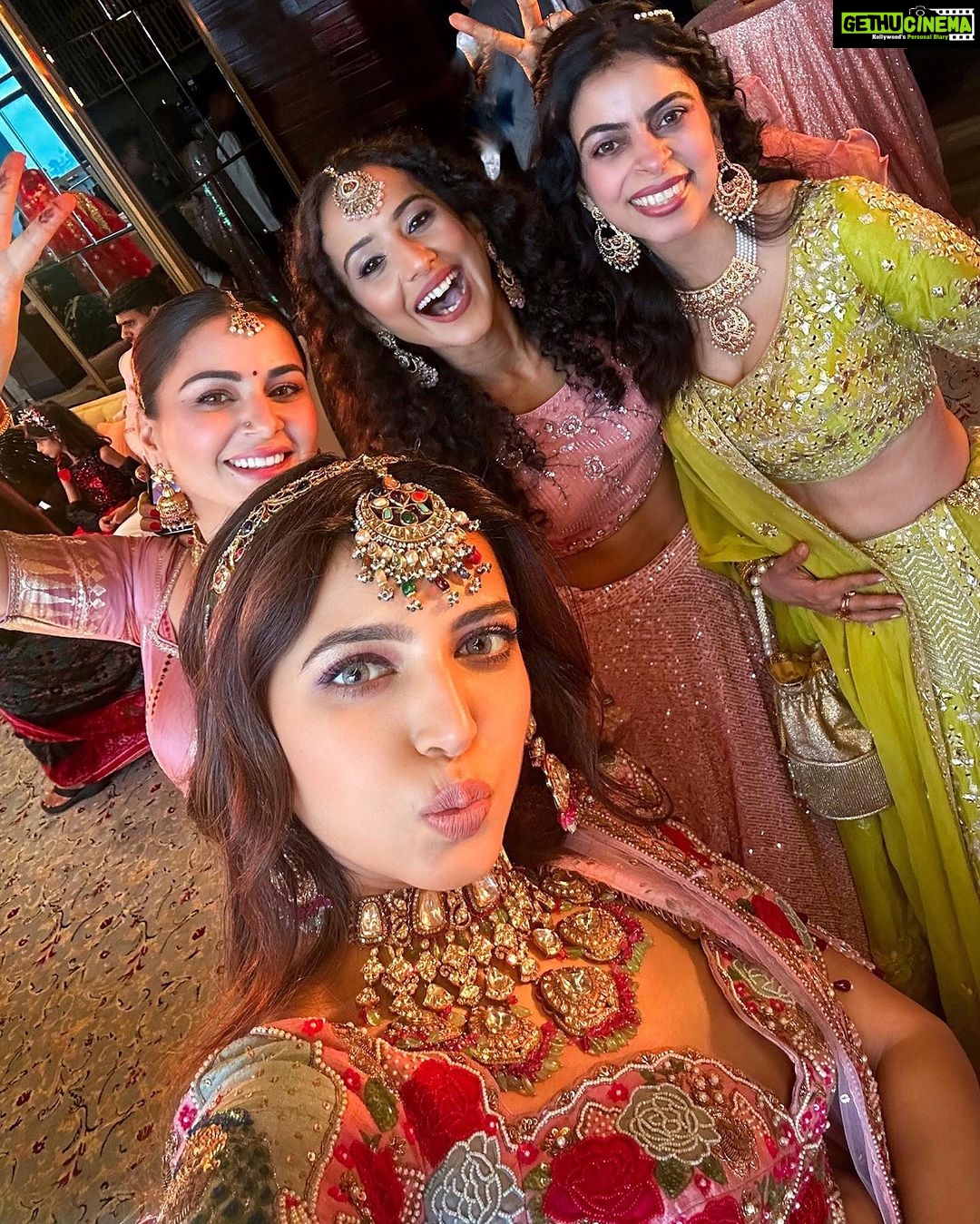 Shraddha Arya Instagram - One With The Bride & Her Tribe ♥️ . . . #weddingday #poojakehuyedarshan #jashan