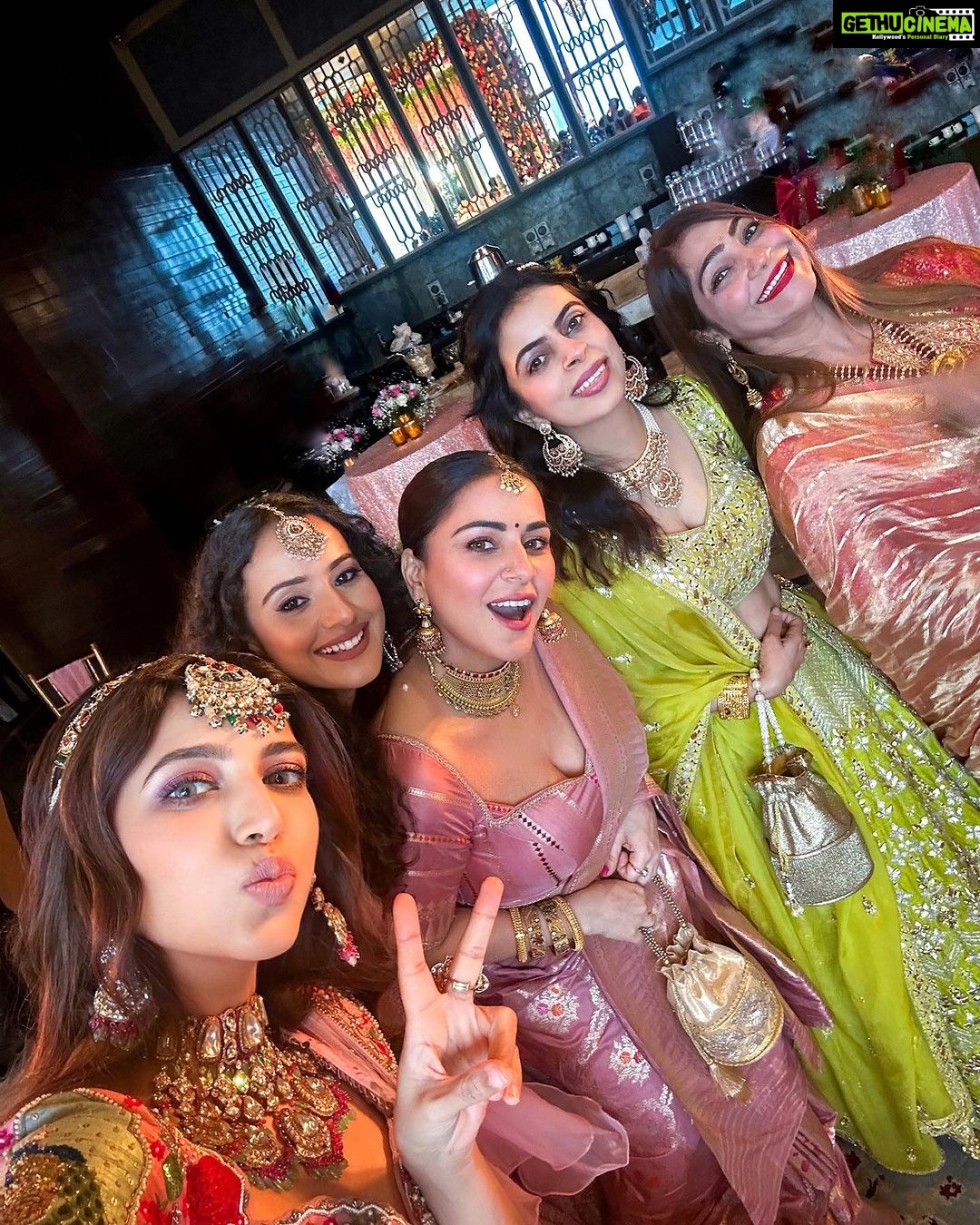 Shraddha Arya Instagram - One With The Bride & Her Tribe ♥️ . . . #weddingday #poojakehuyedarshan #jashan