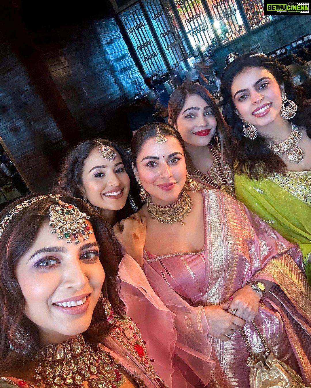 Shraddha Arya Instagram - One With The Bride & Her Tribe ♥️ . . . #weddingday #poojakehuyedarshan #jashan
