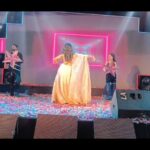 Shritama Mukherjee Instagram – Mujhko huyi na khabar ❤️ #sangeetperformance #bhaikishaadi #weddingscenes #indianweddings