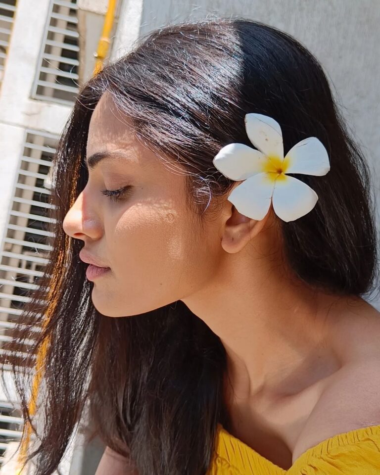 Shritama Mukherjee Instagram - When Mr. Husband brings you freshly picked plumeria, you wear them in your hair and feel like hawaiiii 🌊🌸🥰 Flower Courtesy: @akash_r_sahni🤍 #floralaccessories #hawaiivibes #summer2023 Mumbai, Maharashtra