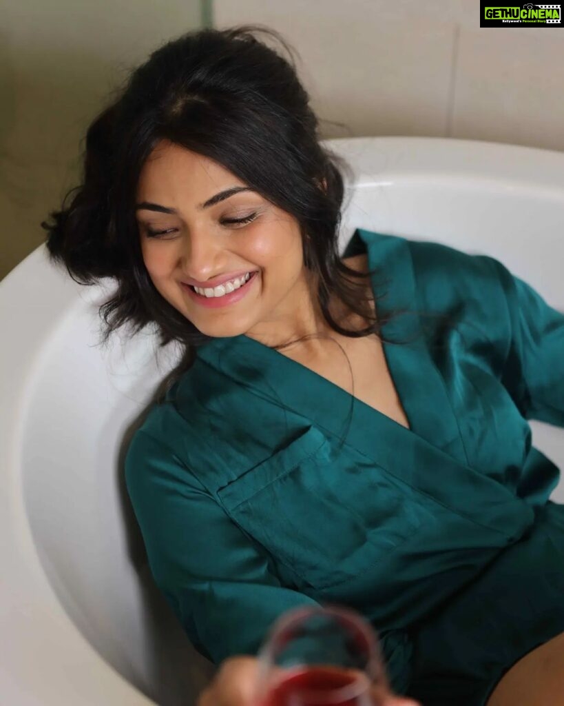 Shritama Mukherjee Instagram - Weekend-ing 🛁🍷 What are your weekend plans??? #friyay #weekendvibes #bathtubphotoshoot #actorslife #entrepreneurlife #beauty #lifestyle #instamoment #fridaymood Westin Hotel