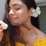 Shritama Mukherjee Instagram - When Mr. Husband brings you freshly picked plumeria, you wear them in your hair and feel like hawaiiii 🌊🌸🥰 Flower Courtesy: @akash_r_sahni🤍 #floralaccessories #hawaiivibes #summer2023 Mumbai, Maharashtra