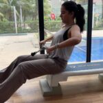 Shruti Seth Instagram – Building shoulders and arms. 
Been wanting to build muscle and strength in my upper body and somehow the only way to ensure it, is with strength training. 

Thanks to my trainer @little.more.open I’m feeling like I’m moving in the right direction. 

#workout #strengthtraining #weighttraining #fitmom #health #fitness #shruphotodiary