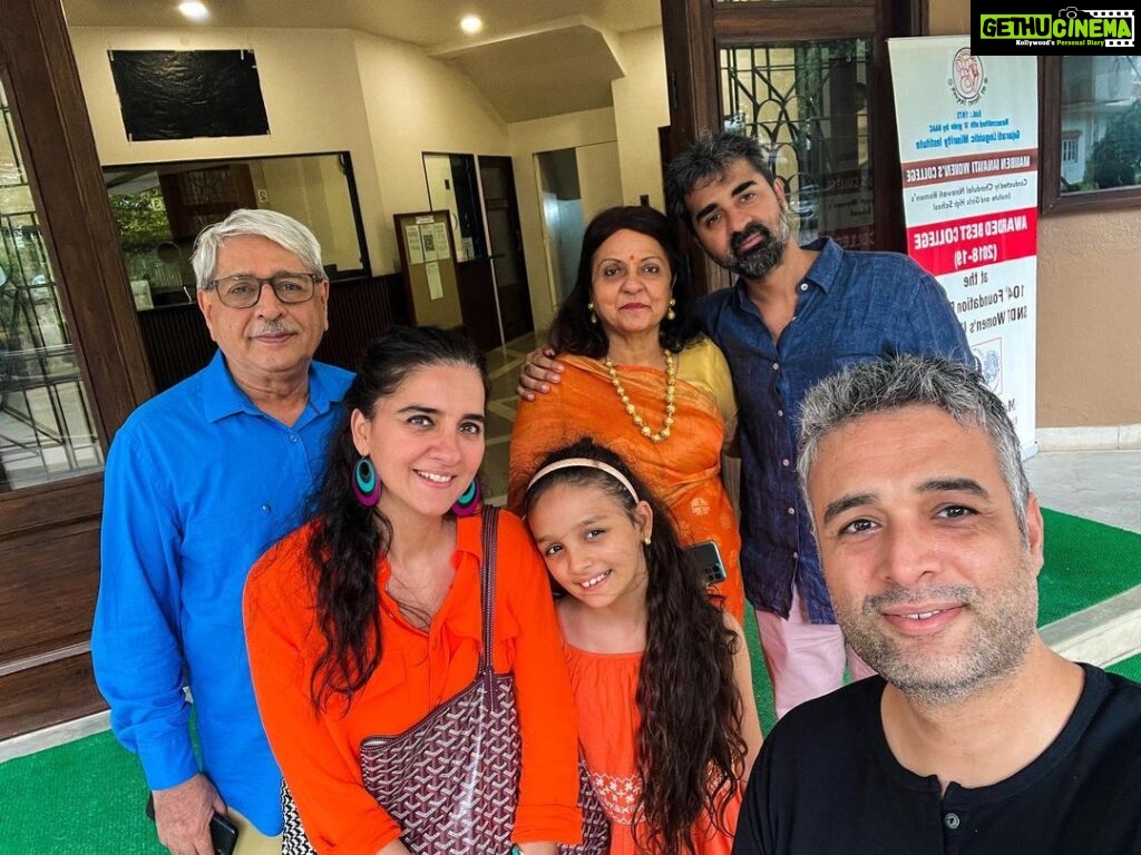 Shruti Seth Instagram - With my cheering squad. My daughter clapped the loudest when I received my post graduate diploma. Making my family proud has been my greatest achievement so far and I hope that using my knowledge for a higher purpose is next in line of achievements. I would’ve never pursued education had it not been for the encouragement and support I received from my entire family. They have enabled and empowered me through the years to take the biggest chances and I’m here today, only because of their love and belief in my capabilities. Thank you mum, dad, chacha(I missed you immensely but I knew you were there spreading your magic) @therishabseth @dontpanic79 and my darling girl for silently pushing me towards my goals and my dreams. I hope I’m fortunate enough to always have you guys in my corner. You all make me forget the word impossible. ♥️ #lifegoal #postgraduate #artsbasedtherapy #abtpractitioner #lafamilia #family #love #support #shruphotodiary
