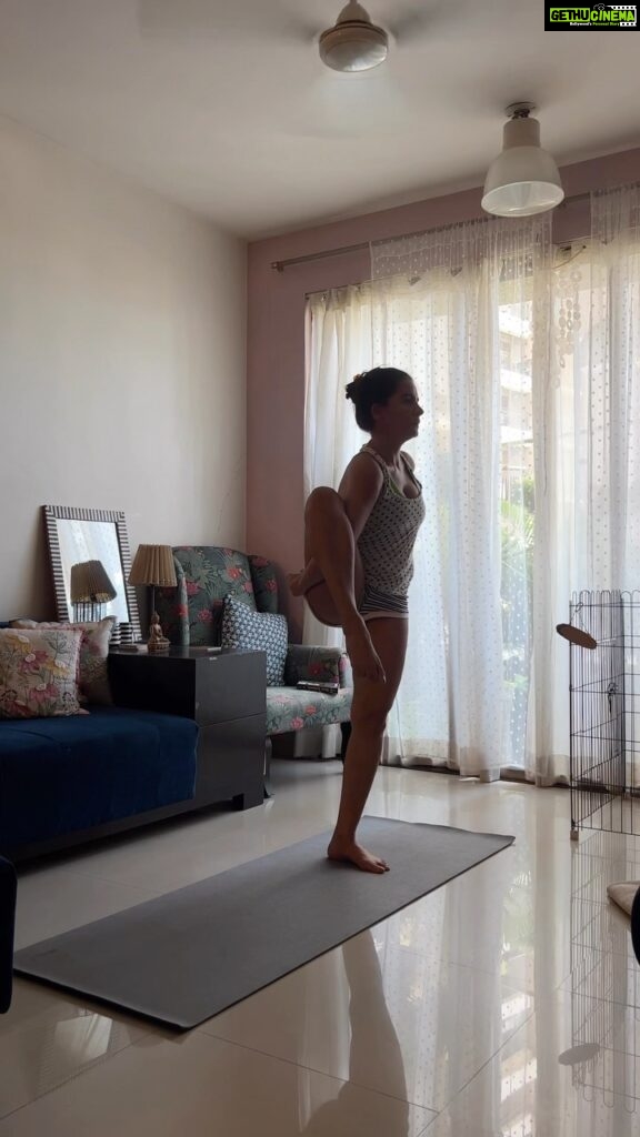Shruti Seth Instagram - WIP Have to keep working on these poses @lovelivelightyoga #yoga #stillness #workout #myhappyplace #yogini #fitmom #shruphotodiary