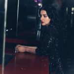 Shruti Seth Instagram - Black Mirror Styling @nici.o.tine Make up @tulsi5solanki Hair styling @pujashrijain #photoshoot #bossladyvibes #fashion #style #shruphotodiary True Tramm Trunk