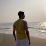 Sidharth Malhotra Instagram - I sea you, sea me! #DhyaanSe 😉