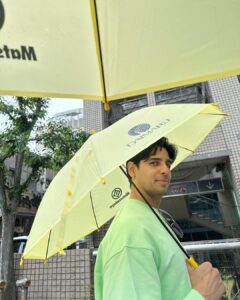 Sidharth Malhotra Instagram - Weather forecast- don’t forget to carry your brightest umbrella 🌧️

#Baarish