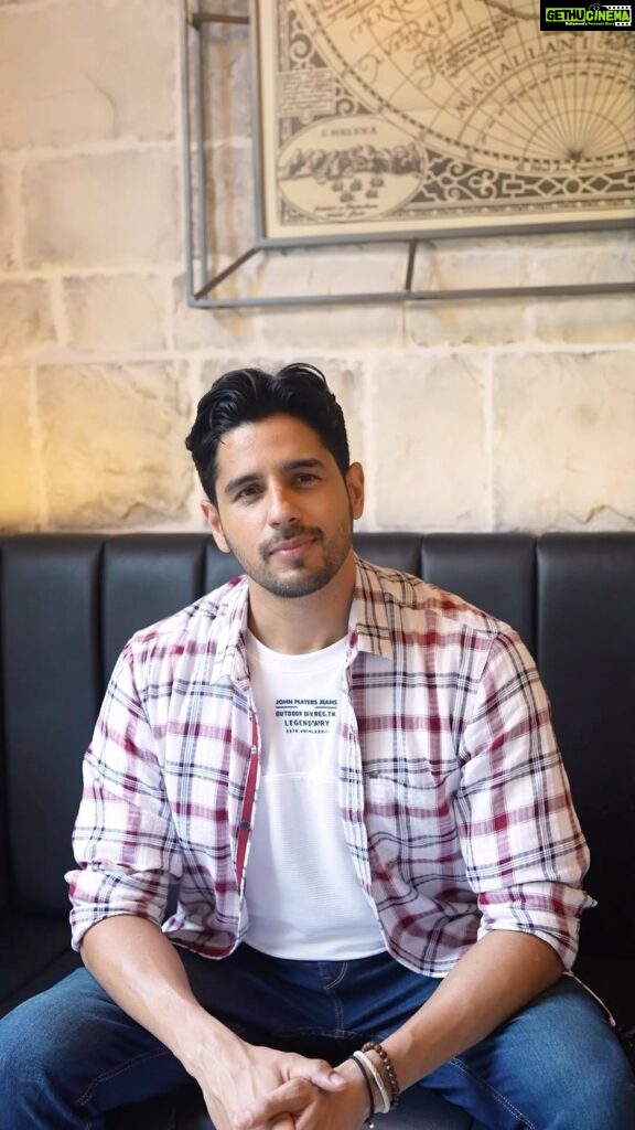 Sidharth Malhotra Instagram - As a reel-life hero, I look further on to the real-life heroes in the people around me and bring them into the light. Is there someone you can think of who has changed your life or the lives of people around you? Tell me their name in the comments section. #JohnPlayers and I will celebrate real life heroes with the Real Men Awards @johnplayersoriginals #LatestCollaboration