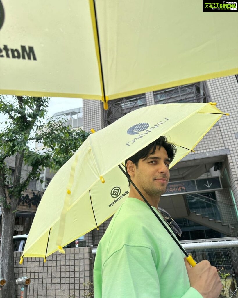 Sidharth Malhotra Instagram - Weather forecast- don’t forget to carry your brightest umbrella 🌧️ #Baarish