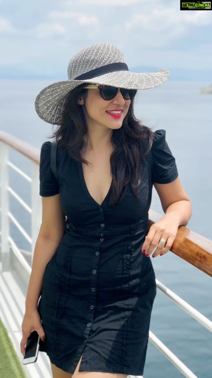 Simple Kaul Instagram - Scorching sun outside …. But Sea feel on my mind !
