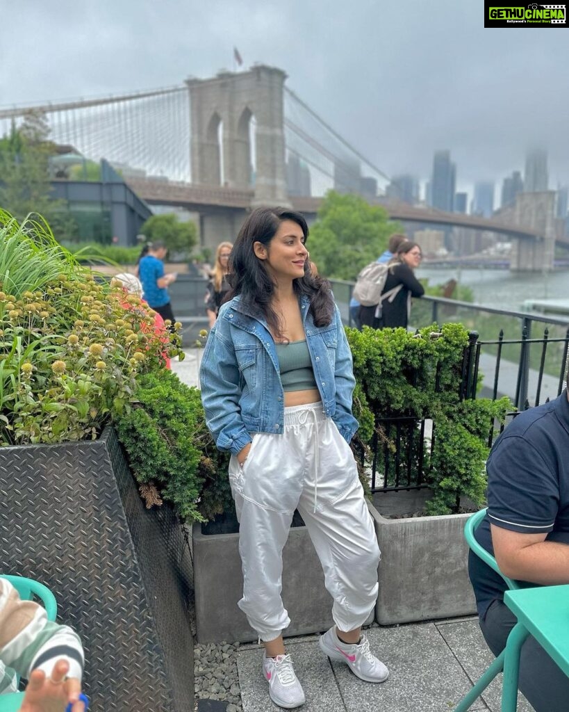 Simple Kaul Instagram - My experience of the city ! Brooklyn bridge stunning stunning stunning 🤩 Brooklyn, New York