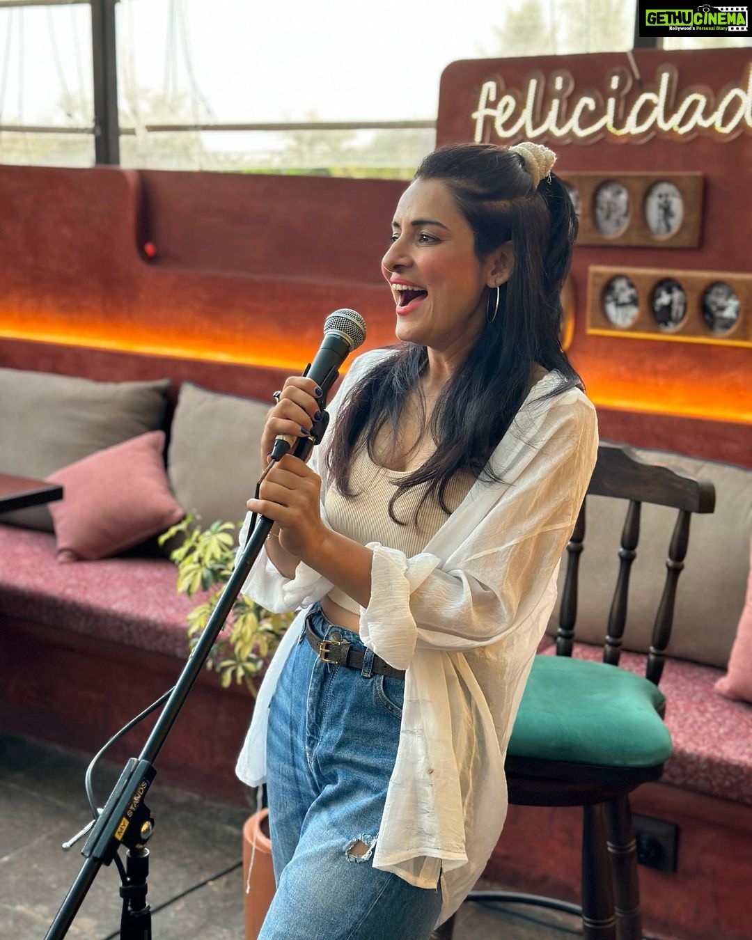 Simple Kaul Instagram - And that’s how we get ready for our first open mic 🎤 at @1bhkvashi 🕺by @iambohemia 💃 I hv always wanted to do open mics . Such a lovely space to celebrate creative expression !! Let’s see how the evening goes !! Keep chking my stories for the live feed 😀 #lifeunfiltered