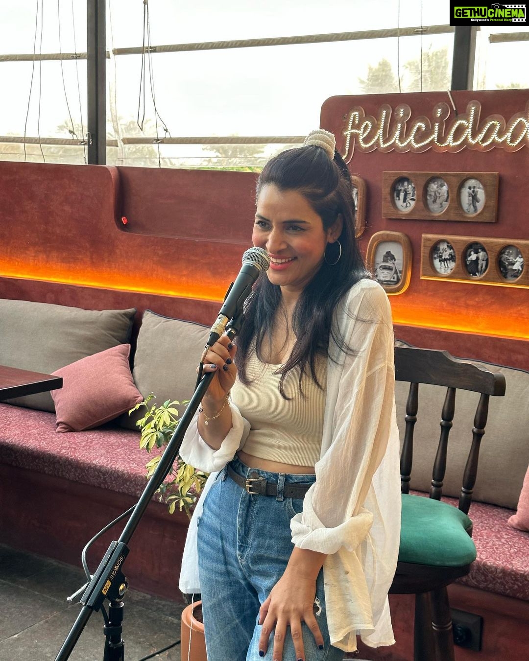 Simple Kaul Instagram - And that’s how we get ready for our first open mic 🎤 at @1bhkvashi 🕺by @iambohemia 💃 I hv always wanted to do open mics . Such a lovely space to celebrate creative expression !! Let’s see how the evening goes !! Keep chking my stories for the live feed 😀 #lifeunfiltered