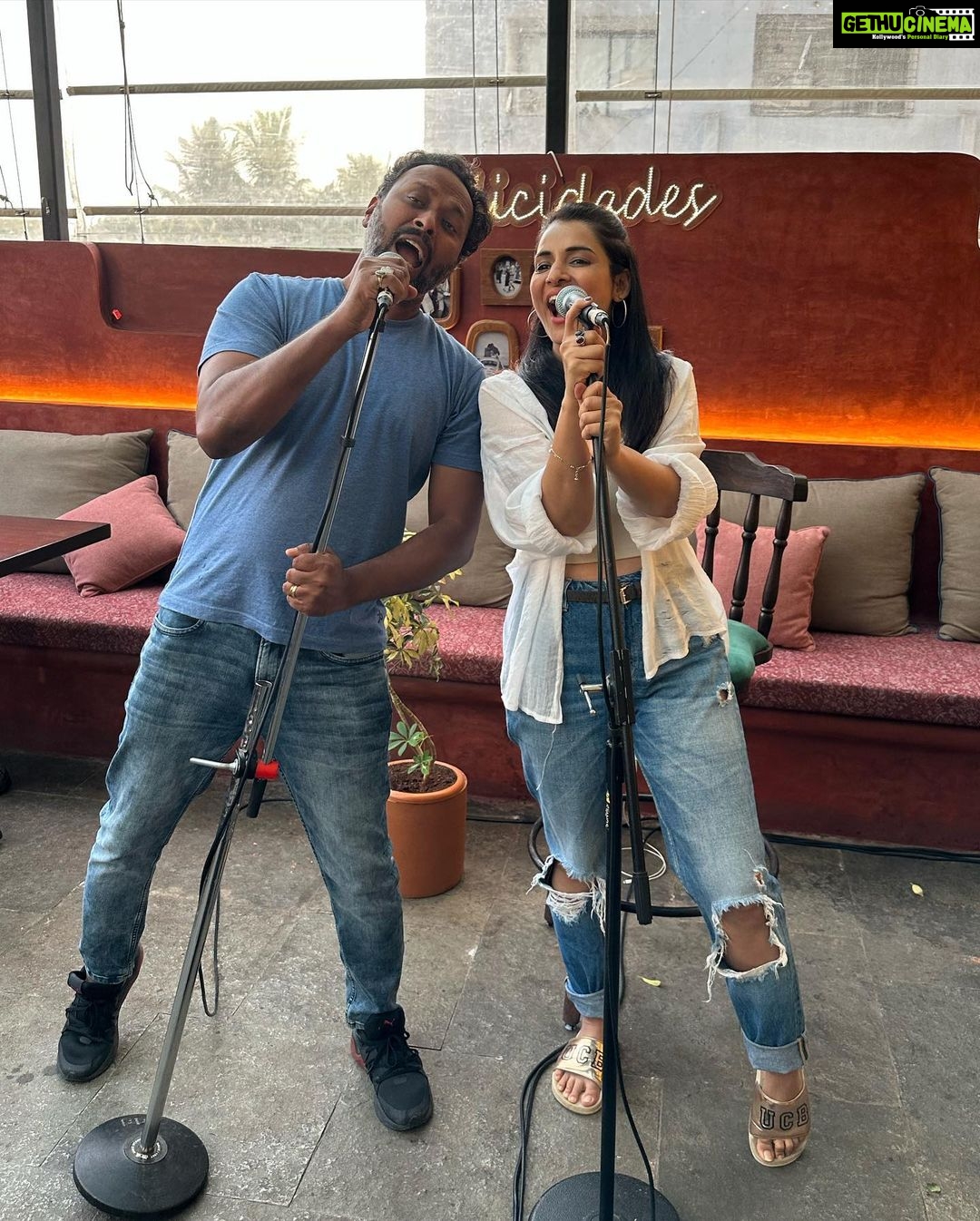 Simple Kaul Instagram - And that’s how we get ready for our first open mic 🎤 at @1bhkvashi 🕺by @iambohemia 💃 I hv always wanted to do open mics . Such a lovely space to celebrate creative expression !! Let’s see how the evening goes !! Keep chking my stories for the live feed 😀 #lifeunfiltered