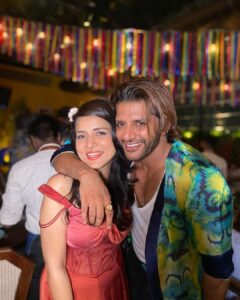 Simple Kaul Instagram - What a fab fab Portuguese carnival  organised my friend @saraarfeenkhan & her team  at @1bhkvashi yesterday !! It was so much funnnnn 🍻🍾🤩
Thanku @ahummingway @ahummingwayatelier for your lovely outfit 🍻