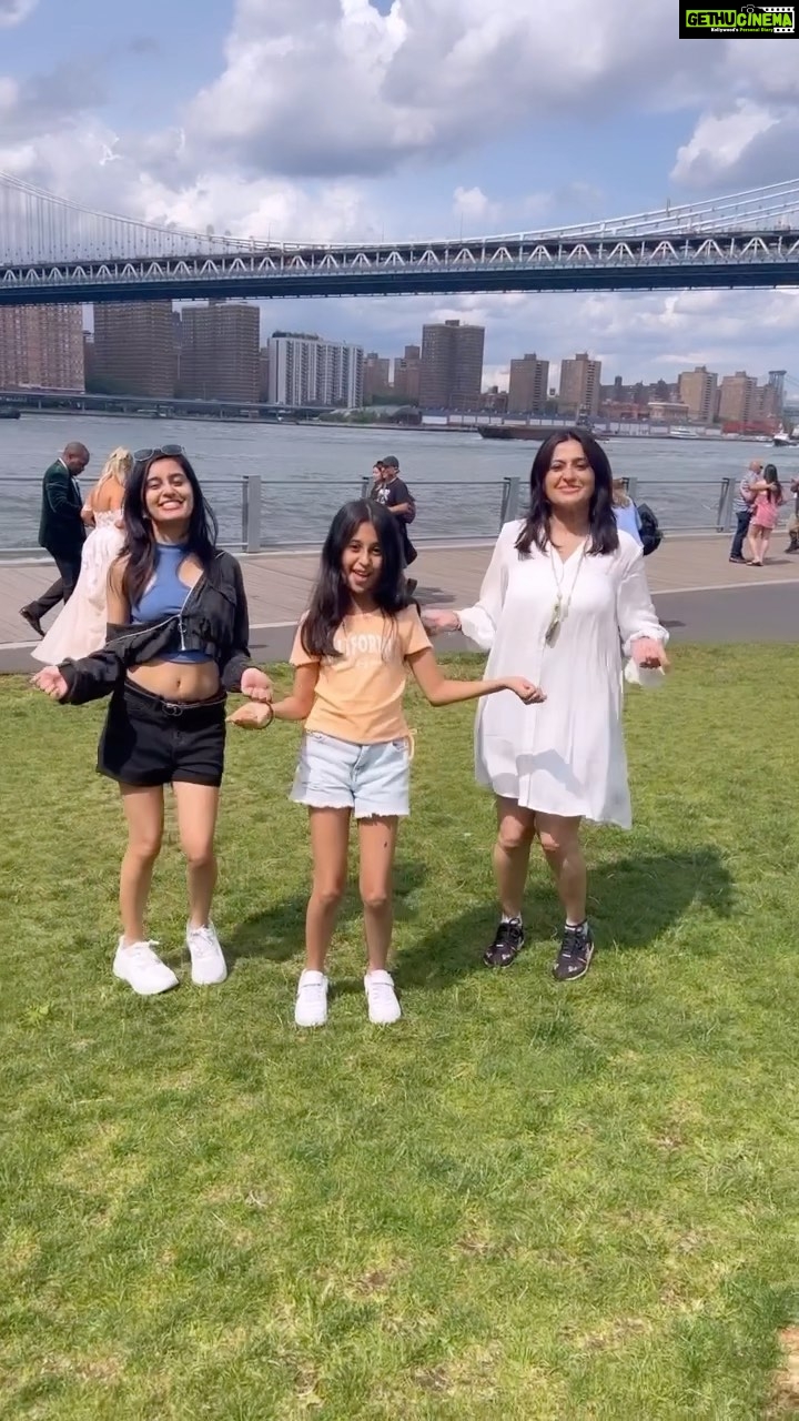 Smita Bansal Instagram - On a holiday with #swifties #anaagha @stashamohla #newyoukdiaries #dumbo #vacation #family #mammasbabygirls #stana #manhattanbridge #shakeitoff #taylorswift