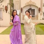 Smita Bansal Instagram - We don’t cordinate, coordination finds us. #doingtrendstogether #trending #coactors #friends #bhagyalakshmi #neelam #lakshmi
