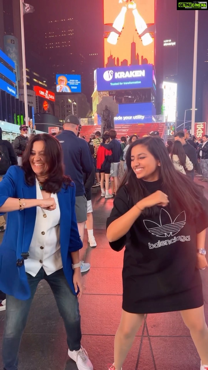 Smita Bansal Instagram - #tandoorinights at Times Square🙃 #newyorkdiaries #vacation #sisterlove #karzzz @realhimesh