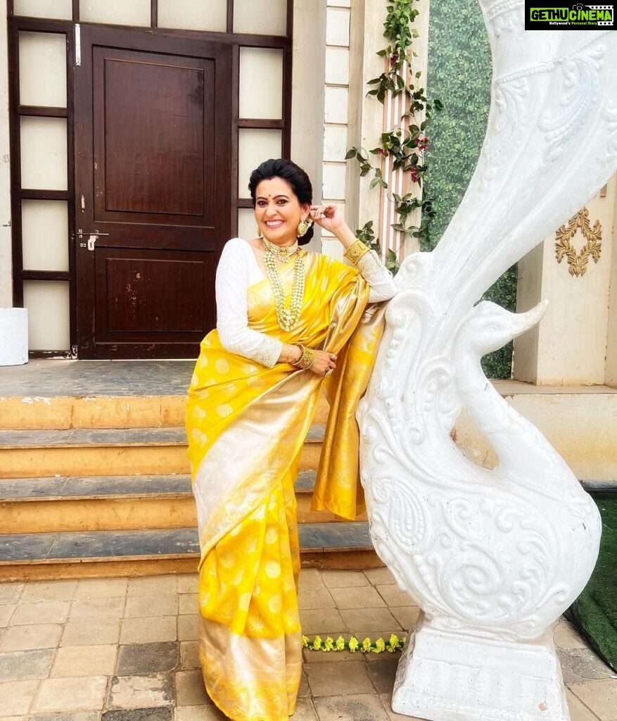Smita Bansal Instagram - Hello sunshine ☀️ #sunshine #yellow #positivity #sareelove #indianwear