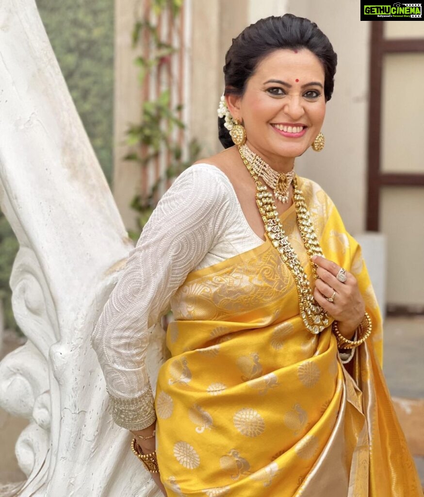 Smita Bansal Instagram - Hello sunshine ☀️ #sunshine #yellow #positivity #sareelove #indianwear