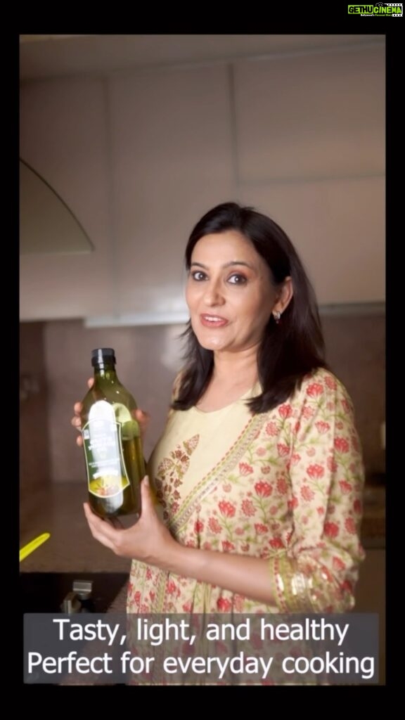 Smita Bansal Instagram - When my kids order food online, I think of healthier alternatives to make them choose food options that are made at home. @hamdardfoods Olive Pomace Oil gives me that freedom. Fortified with Vitamin E and K and rich in antioxidants, even samosas become healthy and perfect for my everyday cooking. Olive Pomace Oil de Health Ka Vaada. Order Now Big Basket | Blinkit | Amazon | Flipkart #Hamdard #HamdardOlivePomaceOil #HealthKaVaada #IndianCooking #Rasoi #EdidbleOIl #FryingOil #NonStickyOil #HealthyOil #HealthyFood #PomaceOil #OliveOil #Healthy #Lifestyle #HealthyFood #Omega3 #Olive #Light #Antioxidants #VitaminE #VitaminK #HealthyLiving #Tasty #CookingOil #Oil #GuiltFreeFood