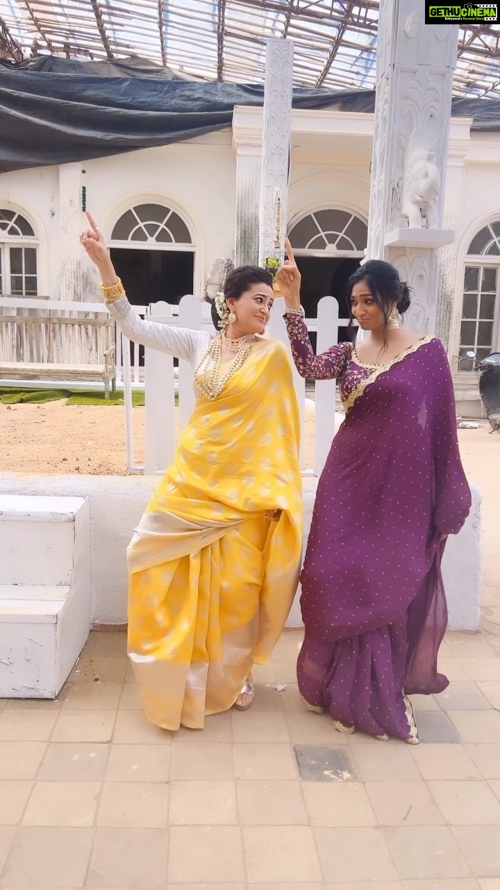 Smita Bansal Instagram - When some people pack up early.. and we shoot all day. 😜😝🥰 #bhagyalakshmi #coactors #lakshmi #neelam #friends #worklife
