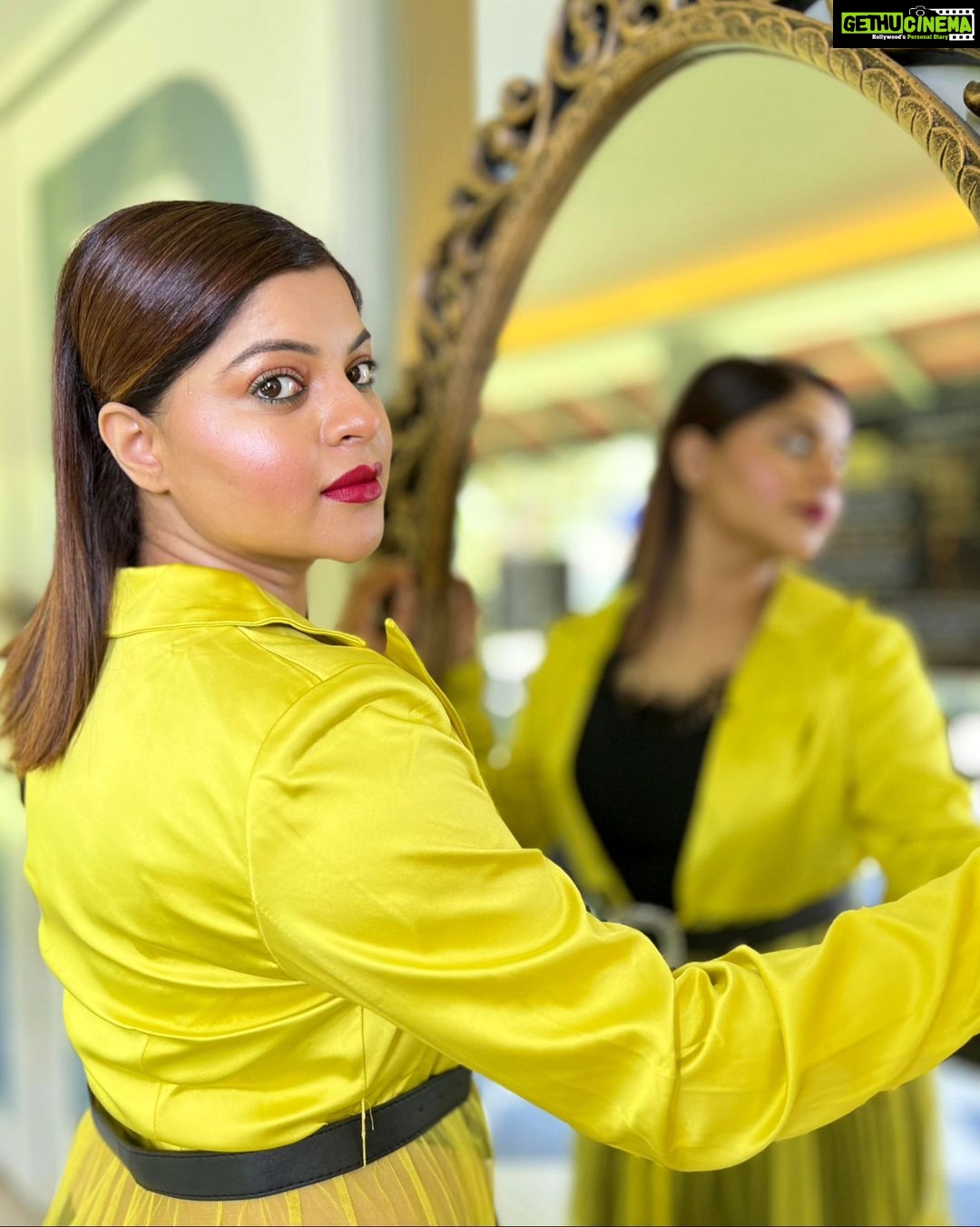 Sneha Wagh Instagram - Mirror Mirror on the Wall, I refuse to fall & continue to stand tall! π― . . π: @fashionstruc π: @bageecha_bytouchofclass . . #tuesdaythoughts #bosslady #strongwoman #fashiongram #lookbook #stylefile #sarange #sarangesneha #snehawagh #ssnehawagh