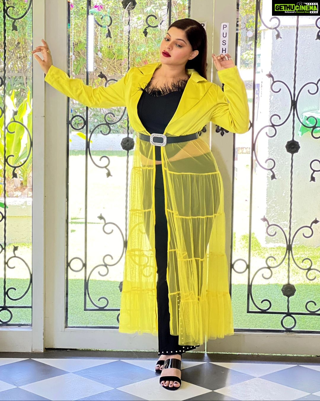 Sneha Wagh Instagram - Mirror Mirror on the Wall, I refuse to fall & continue to stand tall! π― . . π: @fashionstruc π: @bageecha_bytouchofclass . . #tuesdaythoughts #bosslady #strongwoman #fashiongram #lookbook #stylefile #sarange #sarangesneha #snehawagh #ssnehawagh