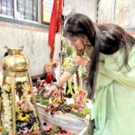 Sneha Wagh Instagram – Was Shooting today on the Princep ghat, Howrah (kolkata) when I got an opportunity to seek the blessings of Bhairavnath ji 🙏🏻
This surely is a happy beginning before embarking on a new journey. 💝
.
.
#newbeginnings #newjourney #blessings #temple #neerja #kolkata  #howrah #sarange #sarangesneha #snehawagh #ssnehawagh
