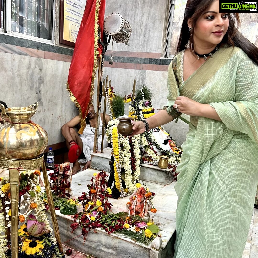 Sneha Wagh Instagram - Was Shooting today on the Princep ghat, Howrah (kolkata) when I got an opportunity to seek the blessings of Bhairavnath ji 🙏🏻 This surely is a happy beginning before embarking on a new journey. 💝 . . #newbeginnings #newjourney #blessings #temple #neerja #kolkata #howrah #sarange #sarangesneha #snehawagh #ssnehawagh