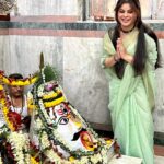 Sneha Wagh Instagram – Was Shooting today on the Princep ghat, Howrah (kolkata) when I got an opportunity to seek the blessings of Bhairavnath ji 🙏🏻
This surely is a happy beginning before embarking on a new journey. 💝
.
.
#newbeginnings #newjourney #blessings #temple #neerja #kolkata  #howrah #sarange #sarangesneha #snehawagh #ssnehawagh