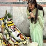 Sneha Wagh Instagram – Was Shooting today on the Princep ghat, Howrah (kolkata) when I got an opportunity to seek the blessings of Bhairavnath ji 🙏🏻
This surely is a happy beginning before embarking on a new journey. 💝
.
.
#newbeginnings #newjourney #blessings #temple #neerja #kolkata  #howrah #sarange #sarangesneha #snehawagh #ssnehawagh