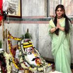 Sneha Wagh Instagram - Was Shooting today on the Princep ghat, Howrah (kolkata) when I got an opportunity to seek the blessings of Bhairavnath ji 🙏🏻 This surely is a happy beginning before embarking on a new journey. 💝 . . #newbeginnings #newjourney #blessings #temple #neerja #kolkata #howrah #sarange #sarangesneha #snehawagh #ssnehawagh