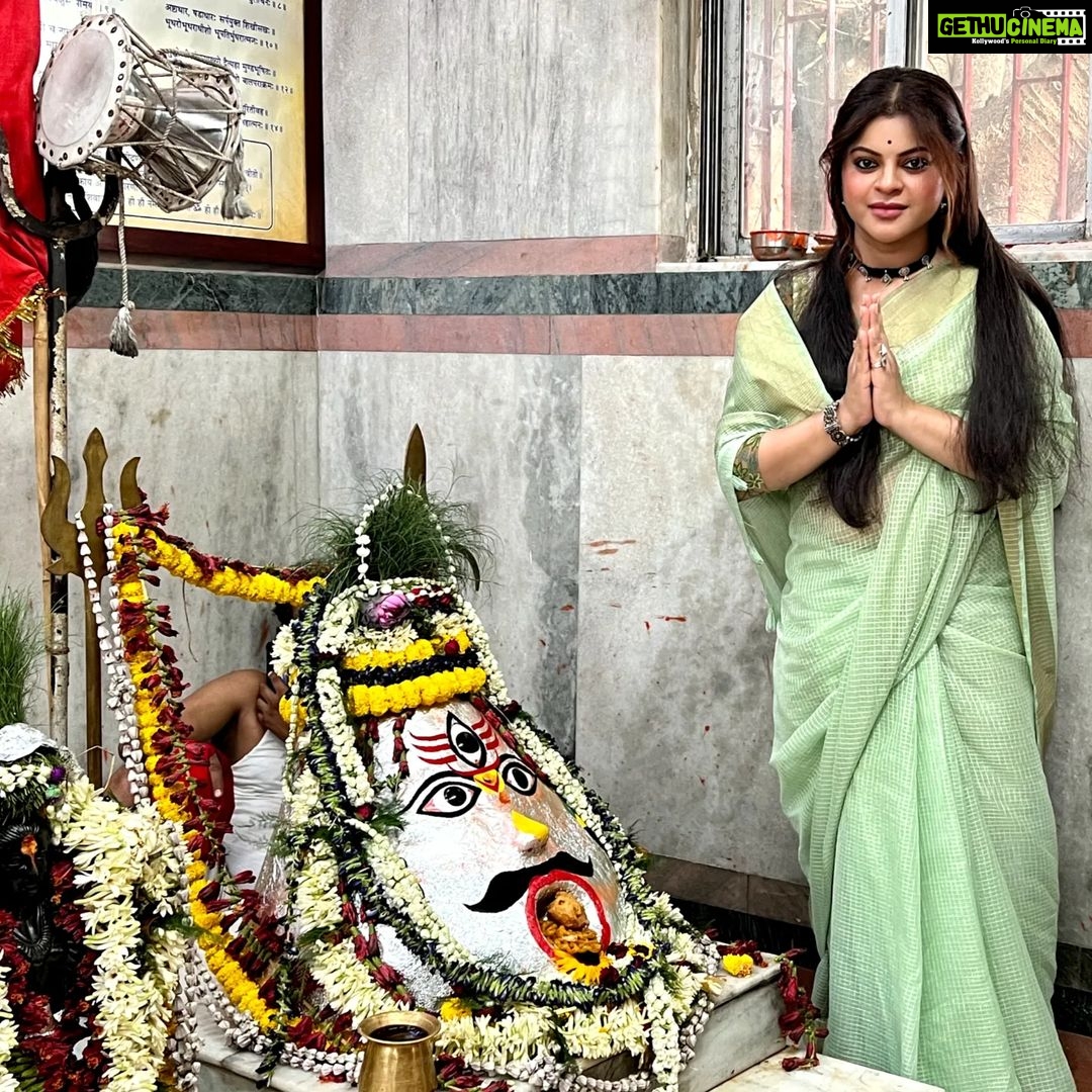 Sneha Wagh Instagram - Was Shooting today on the Princep ghat, Howrah (kolkata) when I got an opportunity to seek the blessings of Bhairavnath ji 🙏🏻 This surely is a happy beginning before embarking on a new journey. 💝 . . #newbeginnings #newjourney #blessings #temple #neerja #kolkata #howrah #sarange #sarangesneha #snehawagh #ssnehawagh