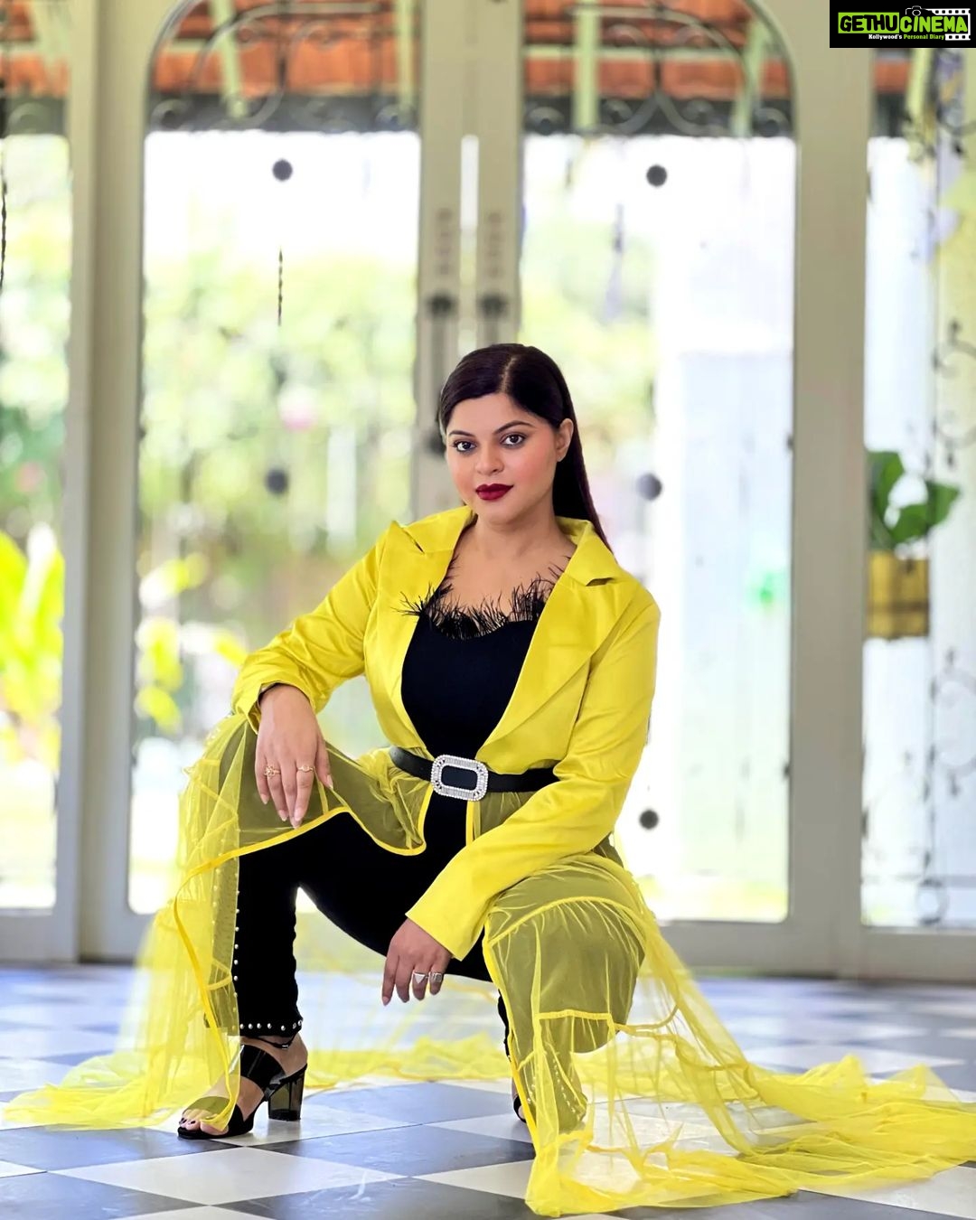 Sneha Wagh Instagram - I've got dreams to chase, not people to impress! . . π: @fashionstruc π: @bageecha_bytouchofclass . . #bosslady #feminineenergy #strongwoman#stylefile #lookbook #sarange #sarangesneha #snehawagh #ssnehawagh