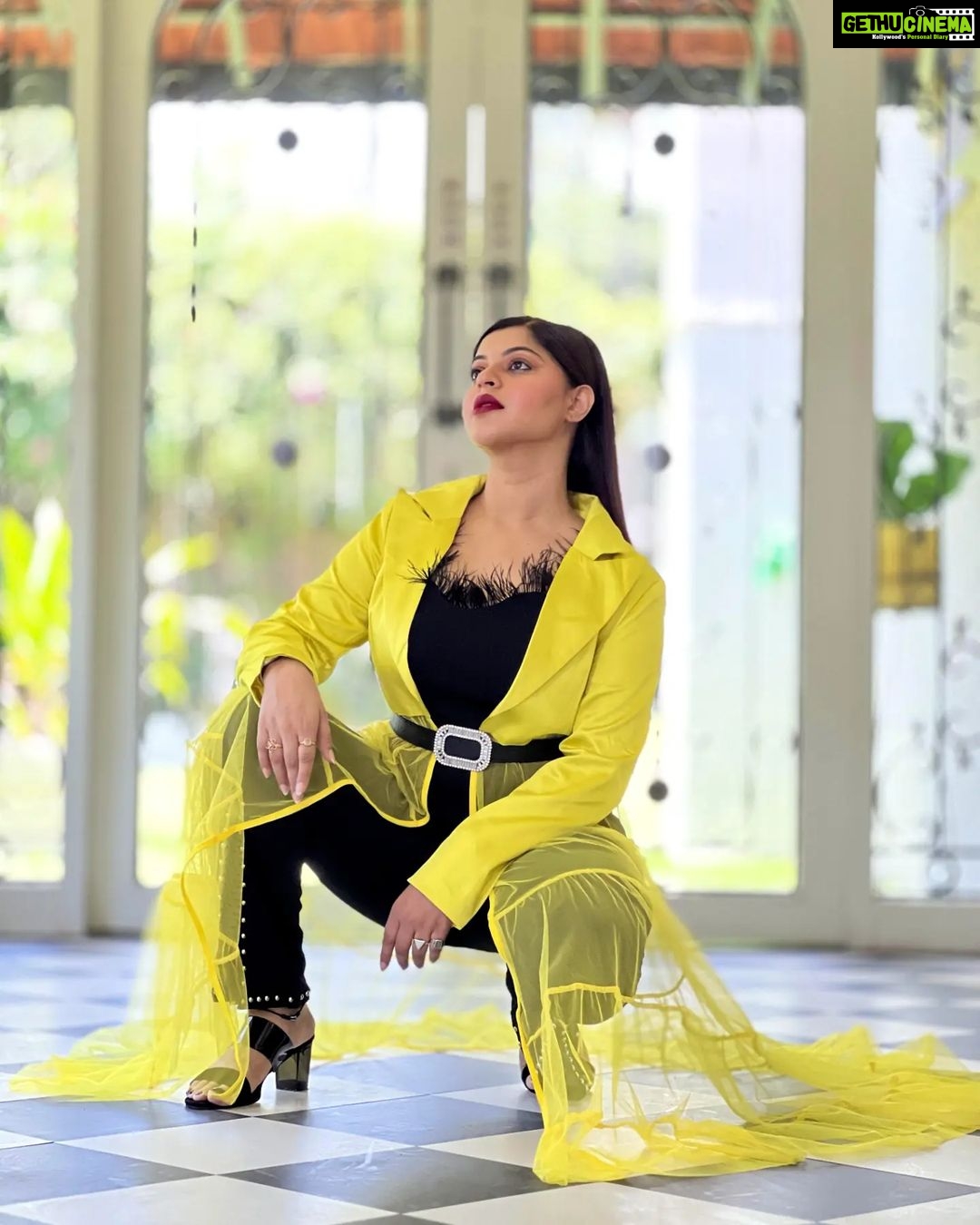 Sneha Wagh Instagram - I've got dreams to chase, not people to impress! . . π: @fashionstruc π: @bageecha_bytouchofclass . . #bosslady #feminineenergy #strongwoman#stylefile #lookbook #sarange #sarangesneha #snehawagh #ssnehawagh