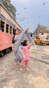 Sneha Wagh Instagram - And We Finally Managed To This Reel तेरे वास्ते फलक से मैं चांद लाऊंगा #neerjaeknayipehchaan #snehawagh #myravaikul #worldofmyra #colorstv #jiocinema #sunshineproduction Nonapukur Tram Depot