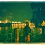 Sriti Jha Instagram - This was a good day मैं Prague में साड़ी पहनकर घूम रही थी Asking strangers to click my picture This was my first solo trip after getting my passport in 2015 The umbrella is not an accessory It was actually raining In the background we see the Charles bridge and the Prague castle #prague #sari #flashbackfriday #solitarytraveller